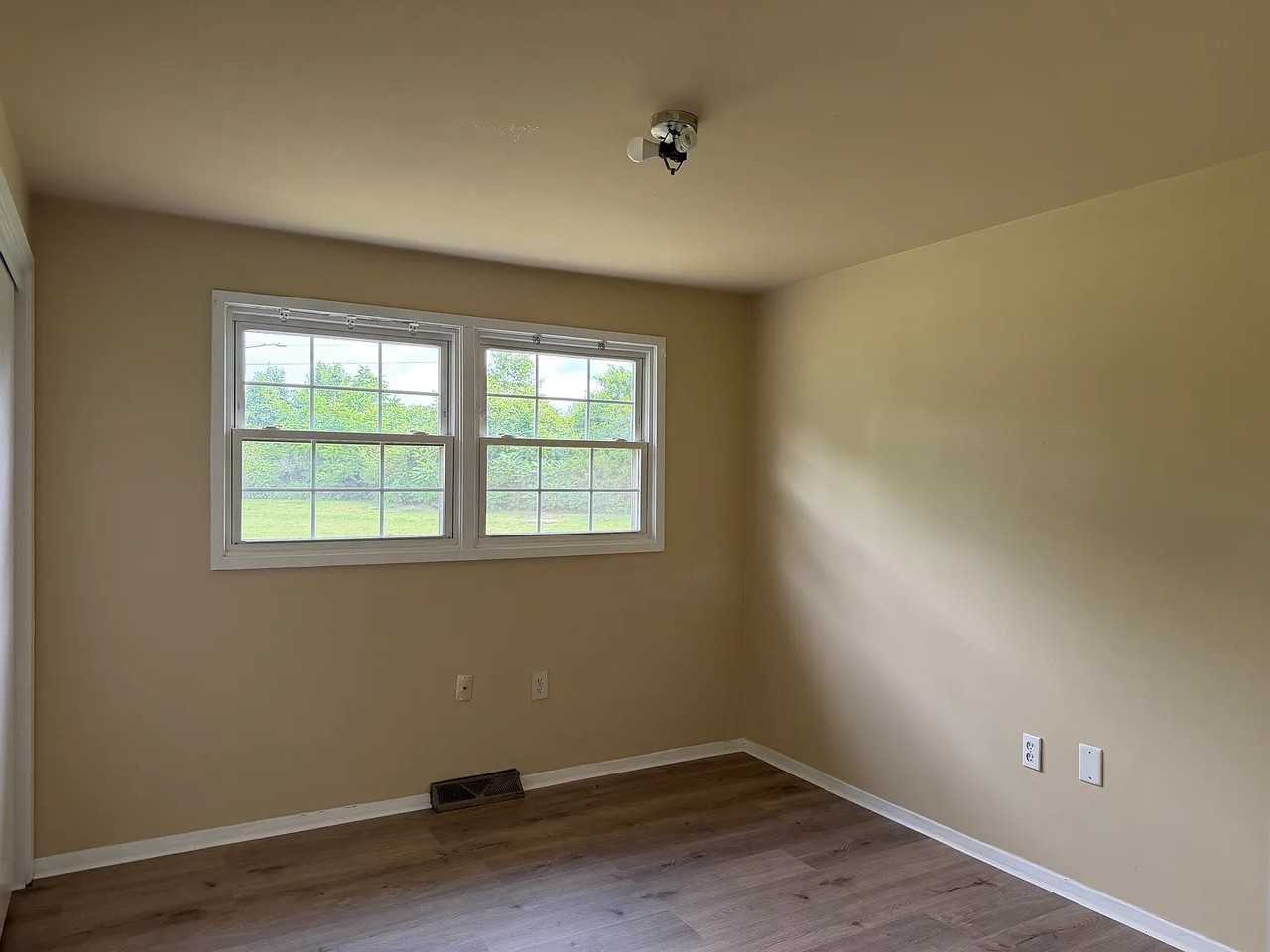 121 Woodgate Cir - Photo 4 of 13