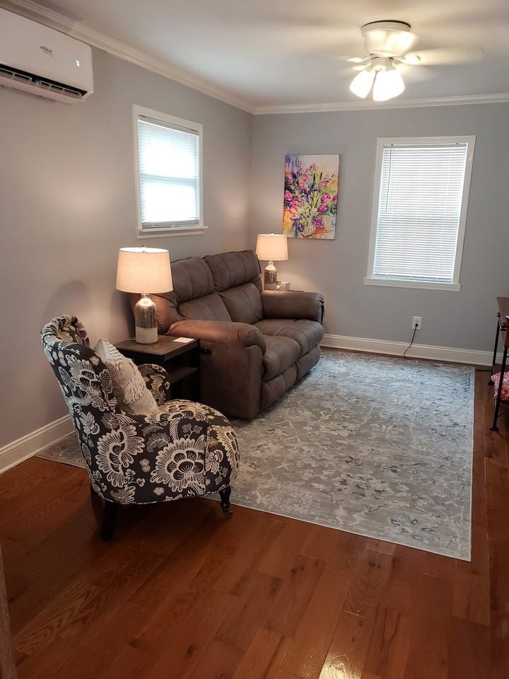 350 Royal Oaks Dr - Photo 5 of 9