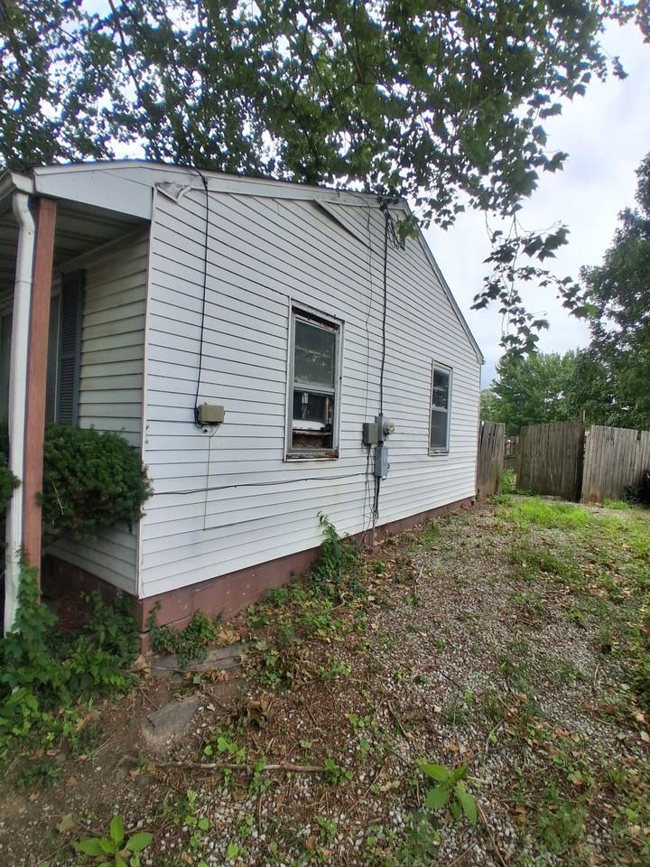 521 N Davis St - Photo 3 of 20