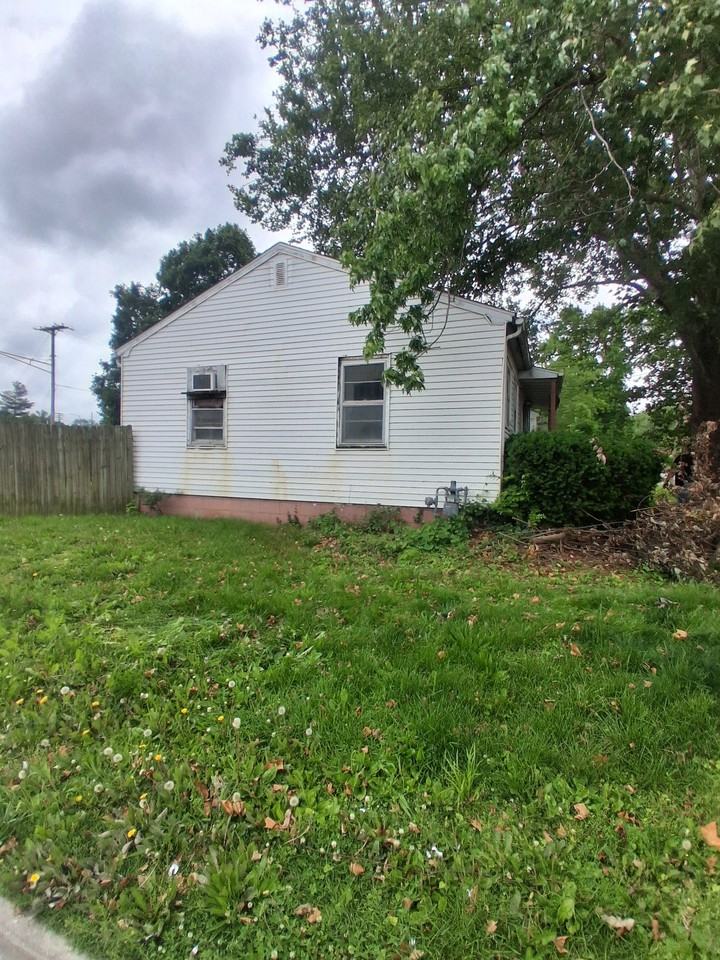 521 N Davis St - Photo 4 of 20