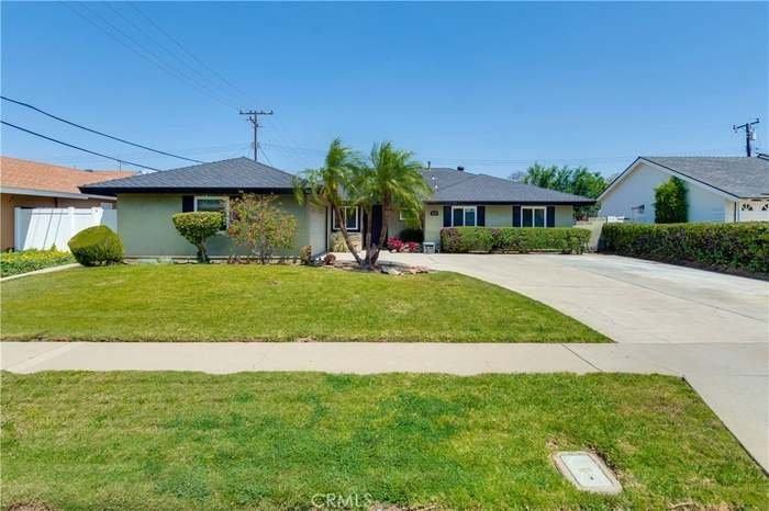1049 El Mirador Dr - Photo 2 of 13