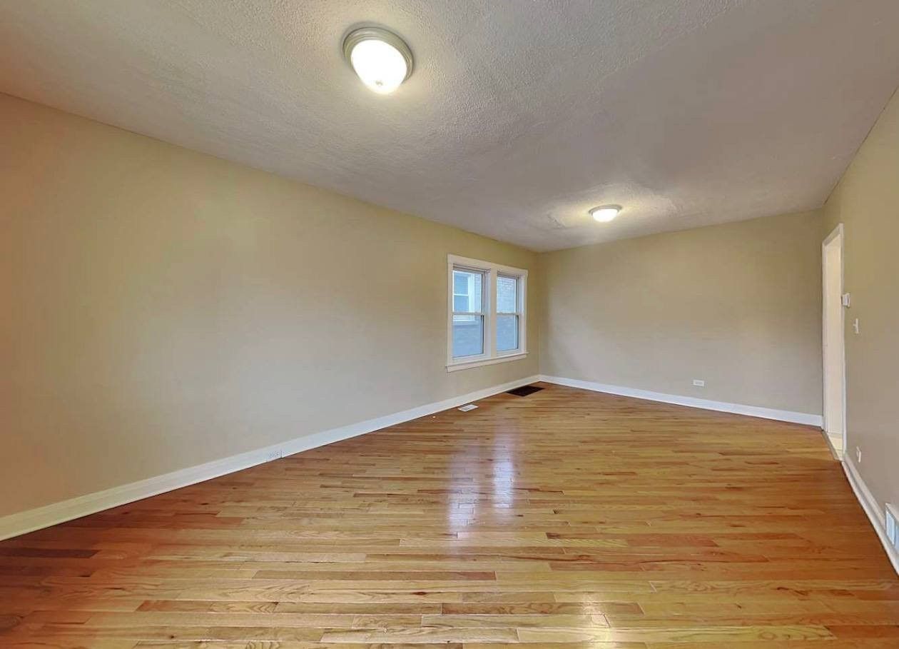 2729 Wesley Ave - Photo 2 of 15