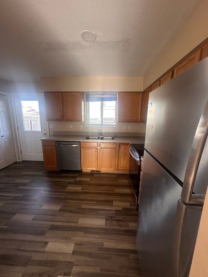 1040 N 2nd St - Photo 5 of 13