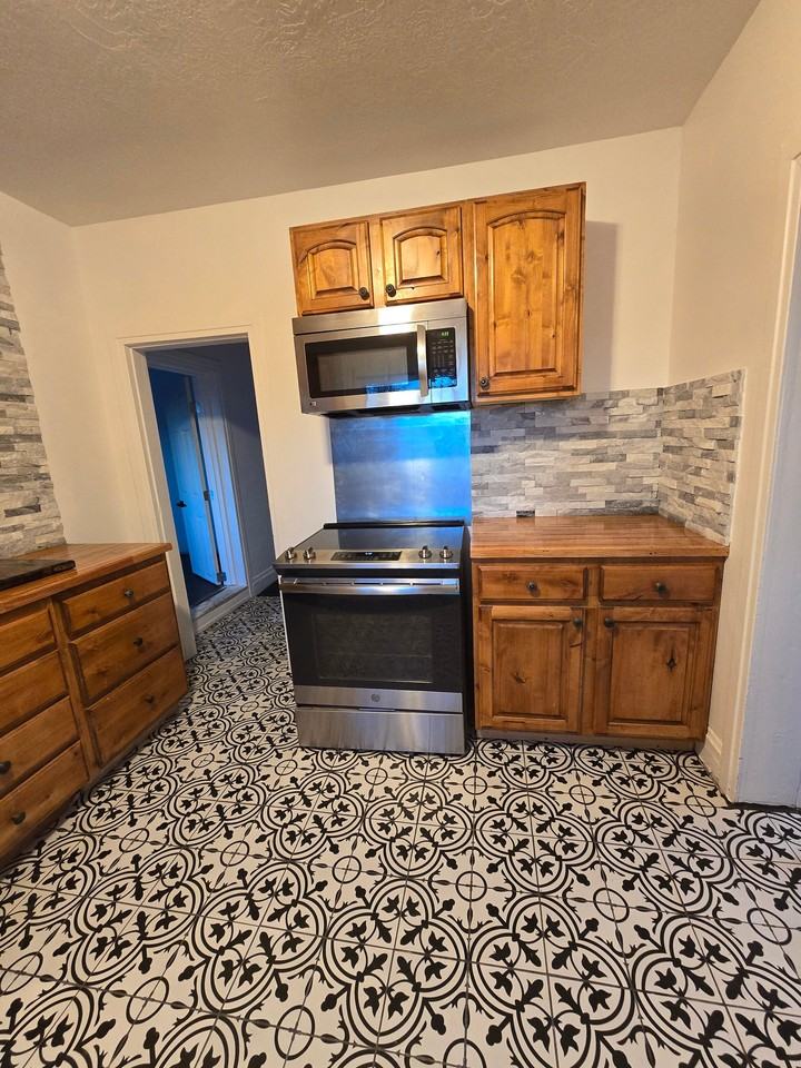 452 S Main St - Photo 3 of 11