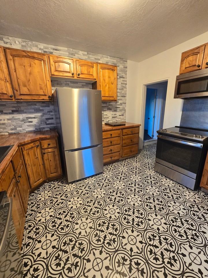 452 S Main St - Photo 5 of 11