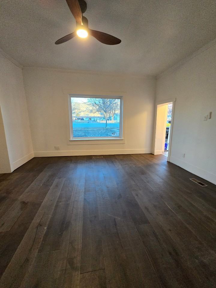 452 S Main St - Photo 6 of 11