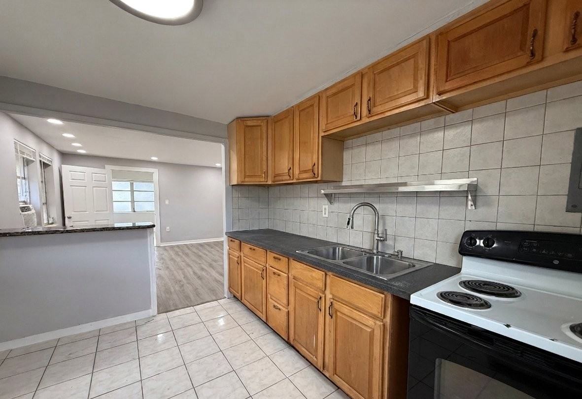 5607 Polk St - Photo 3 of 8