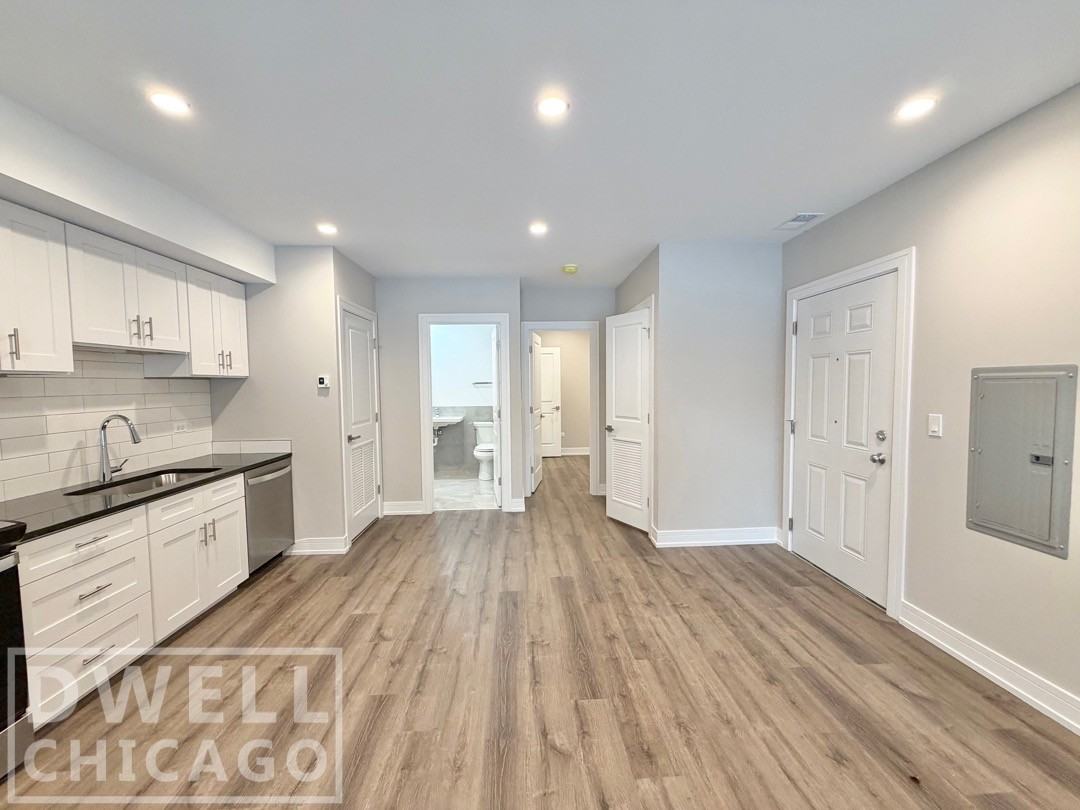 1710 W Lunt Ave - Photo 4 of 9