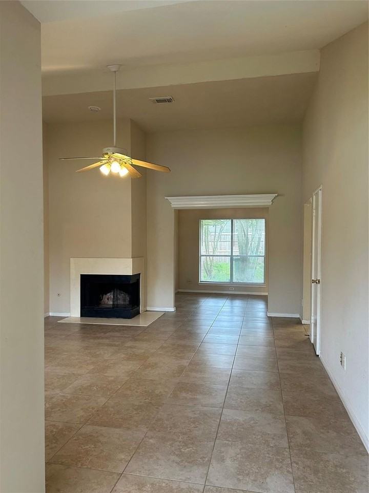 2306 Old Oak Ln - Photo 2 of 10