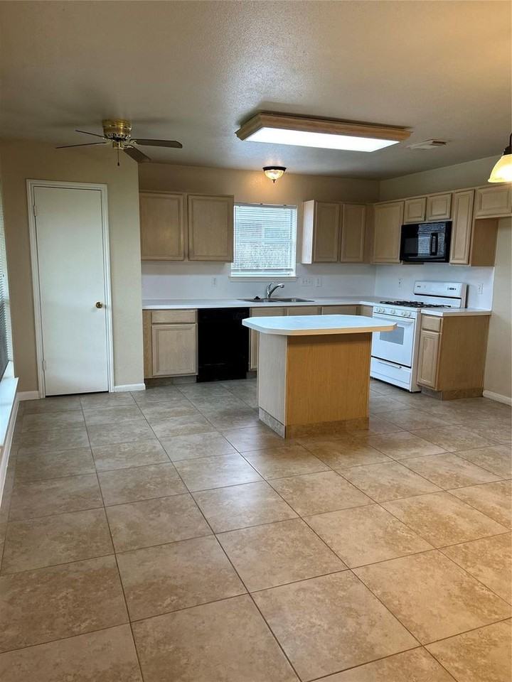 2306 Old Oak Ln - Photo 3 of 10