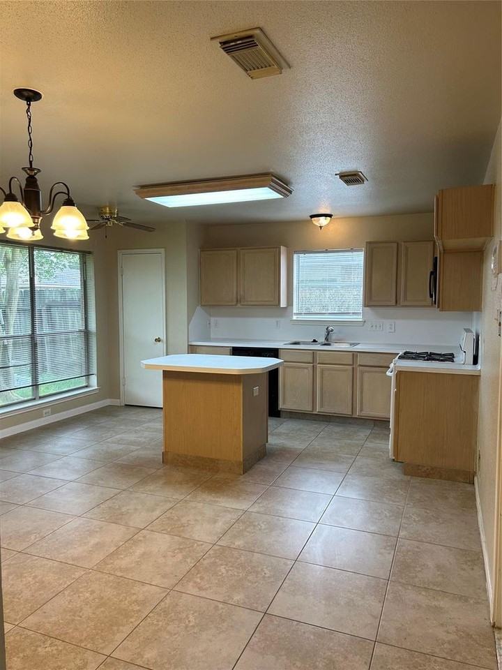 2306 Old Oak Ln - Photo 4 of 10