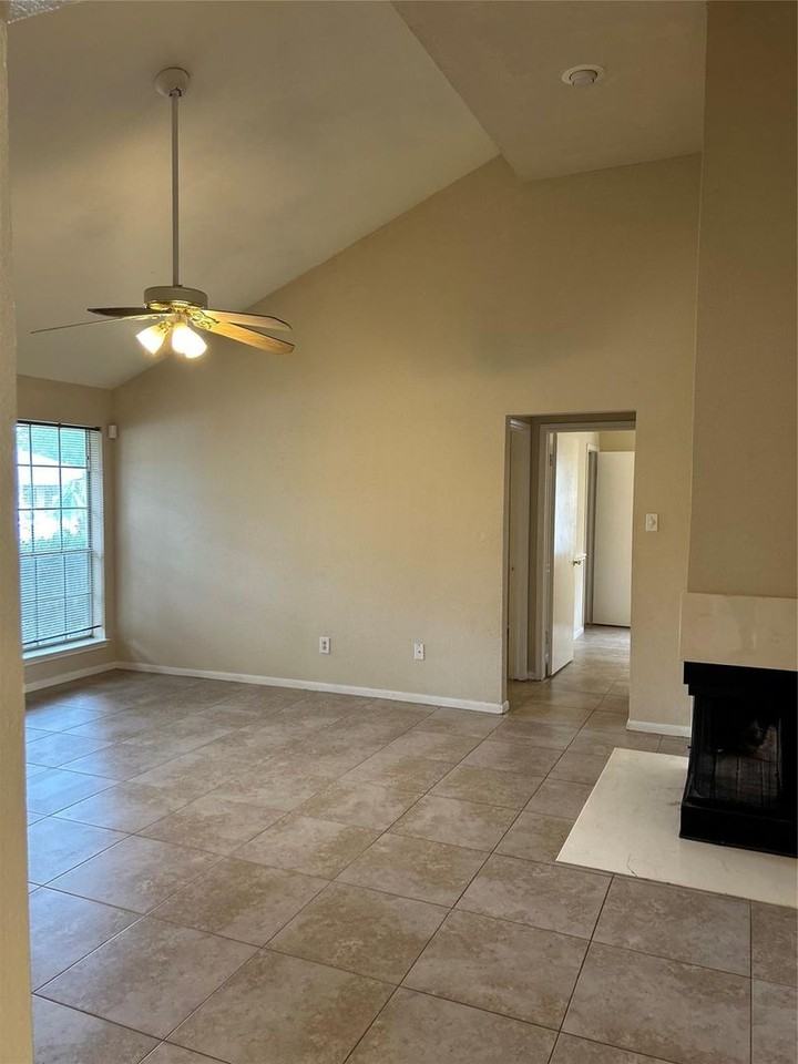 2306 Old Oak Ln - Photo 5 of 10