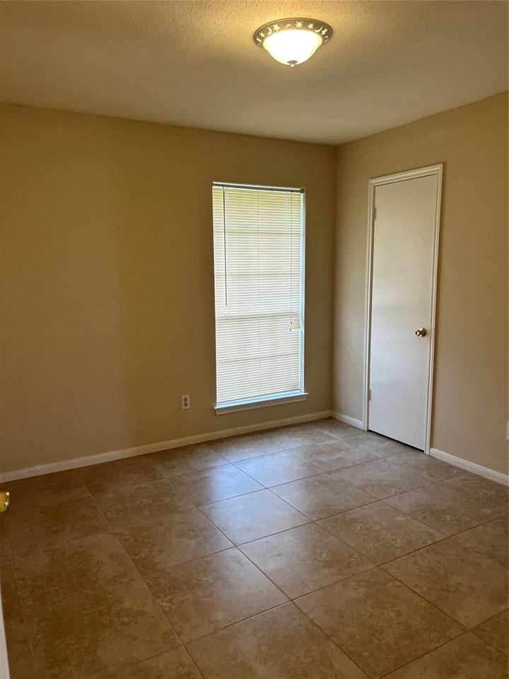 2306 Old Oak Ln - Photo 6 of 10