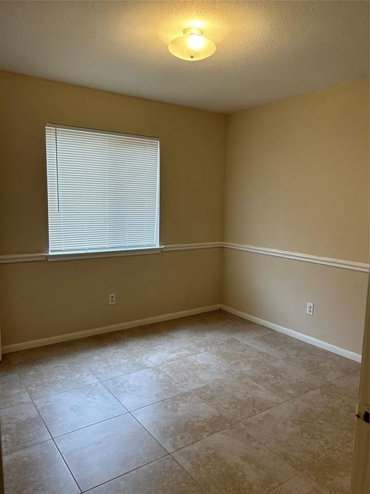 2306 Old Oak Ln - Photo 7 of 10