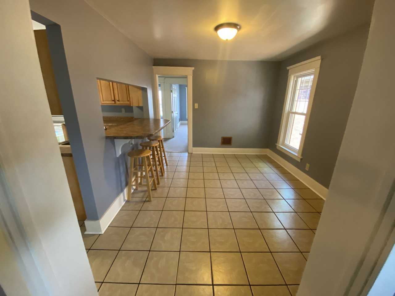 711 W 7th St - Photo 6 of 9