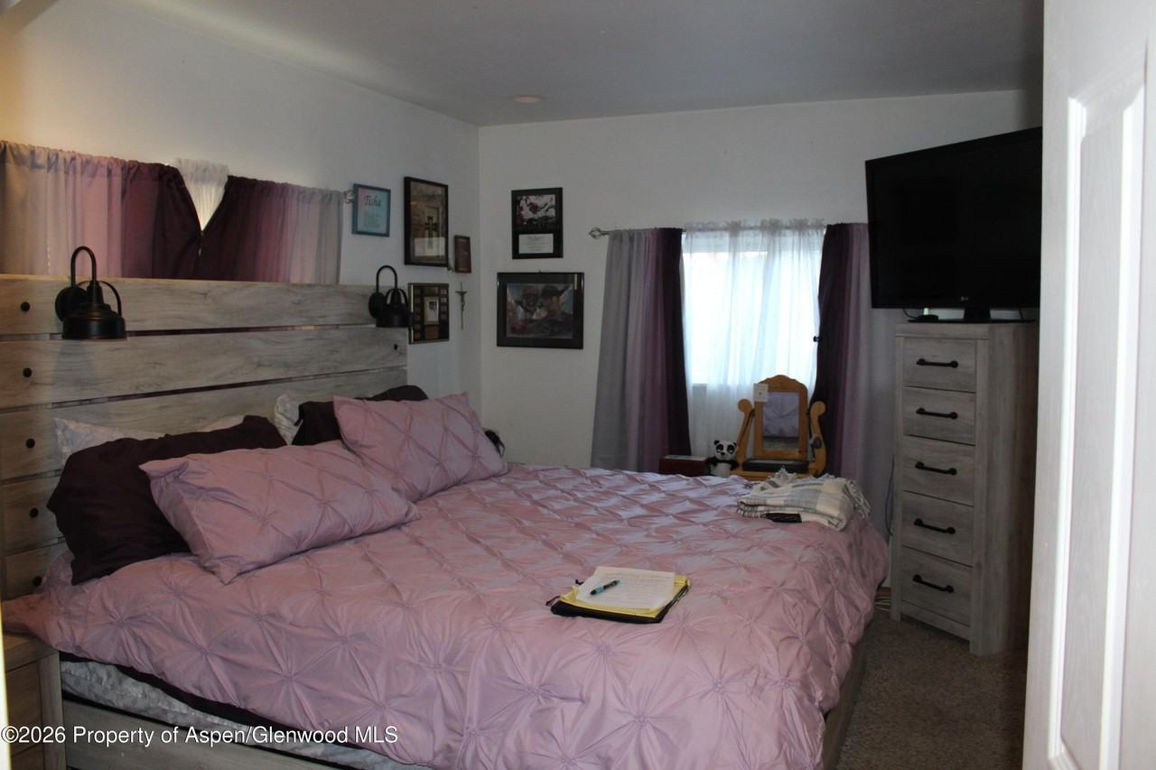 802 East Ave - Photo 4 of 8