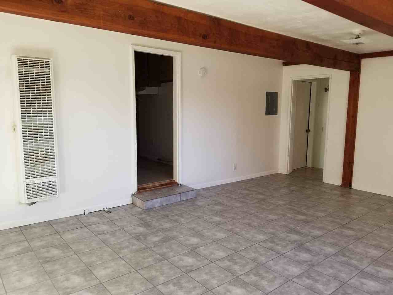 707 W Newgrove St - Photo 3 of 11