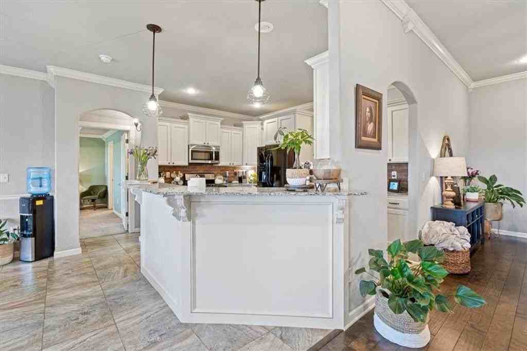 711 Tamarron Dr - Photo 6 of 21