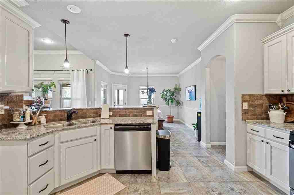 711 Tamarron Dr - Photo 7 of 21