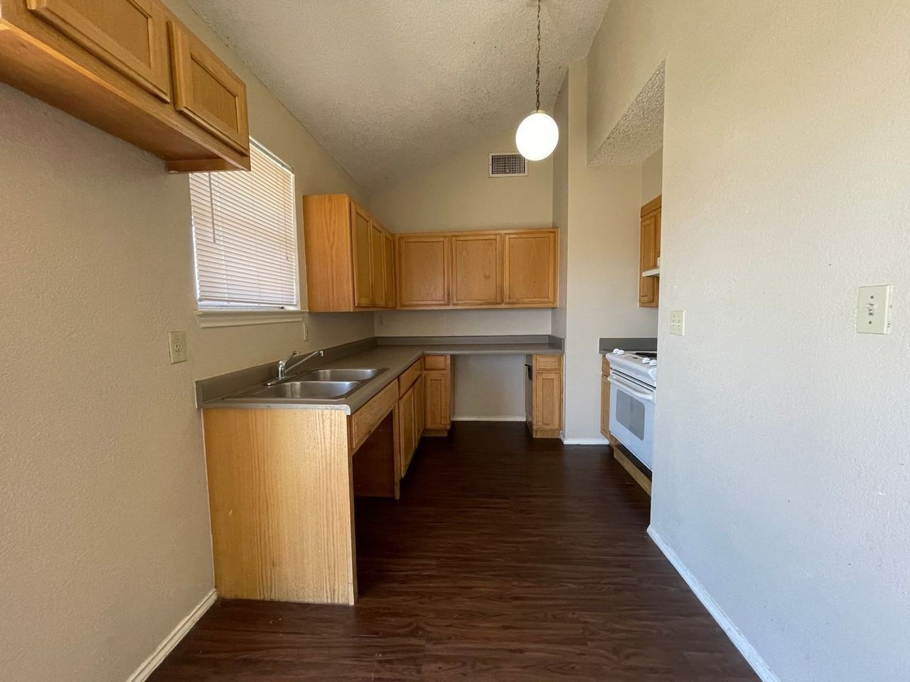 9514 Veronica St - Photo 5 of 13
