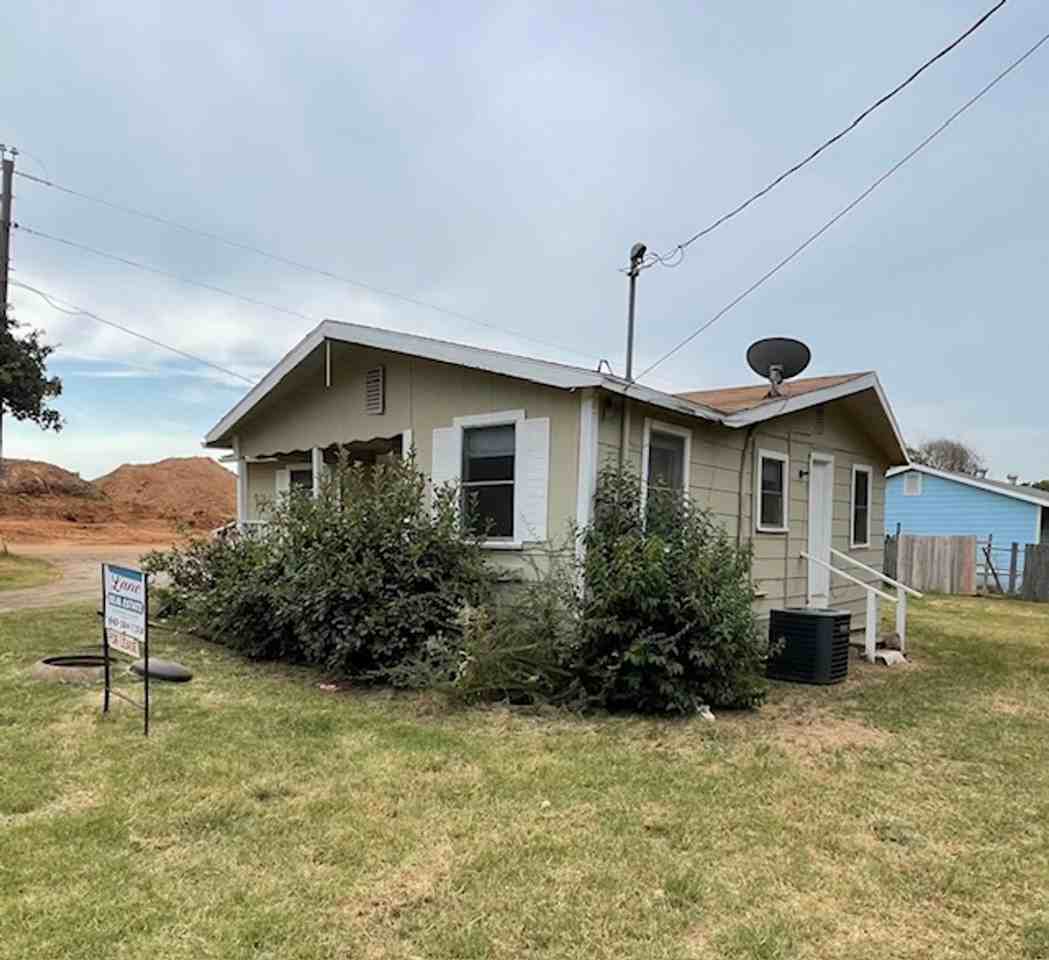 2814 W Shady Shores Rd - Photo 2 of 10