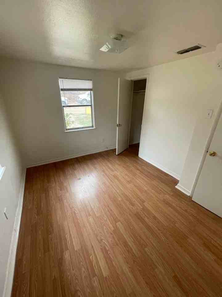 2814 W Shady Shores Rd - Photo 3 of 10