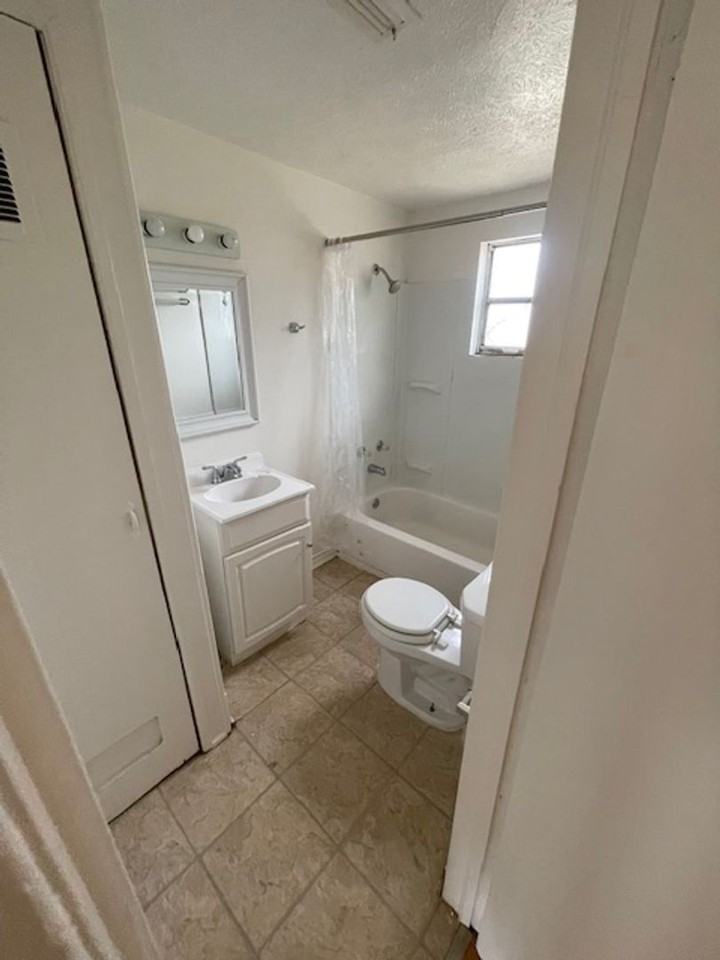 2814 W Shady Shores Rd - Photo 5 of 10