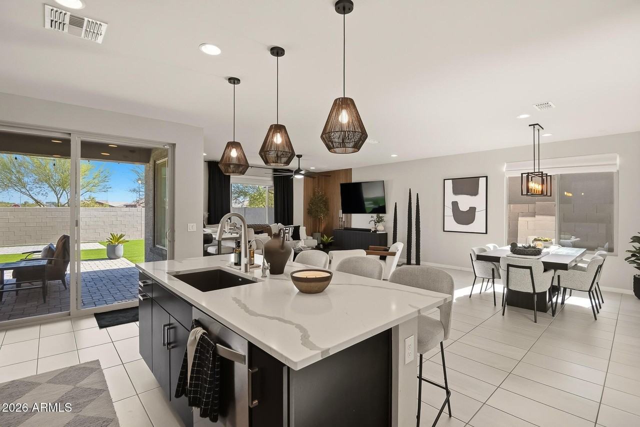 9022 W San Miguel Ave - Photo 4 of 33