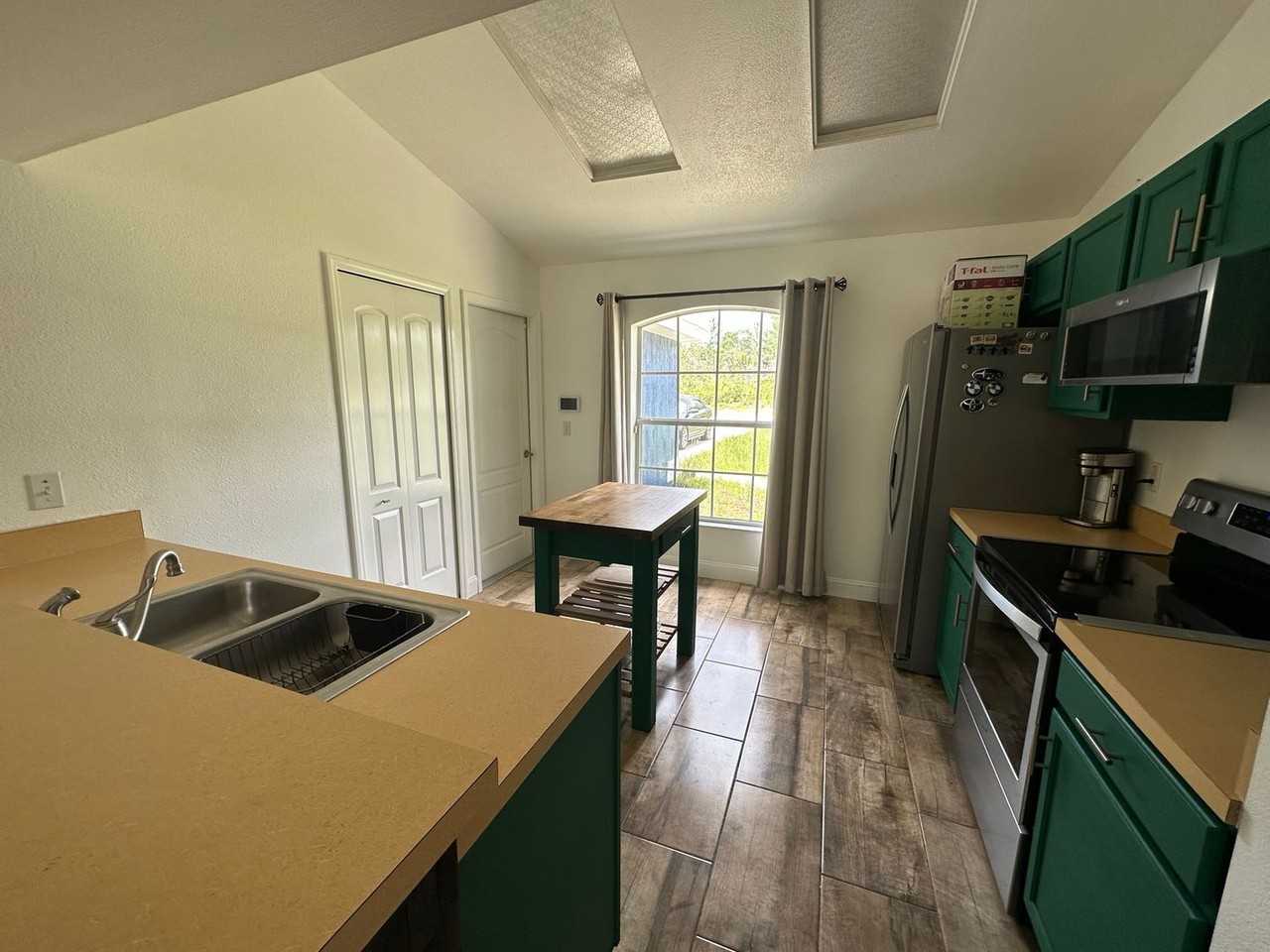1230 Silverdale St - Photo 2 of 15
