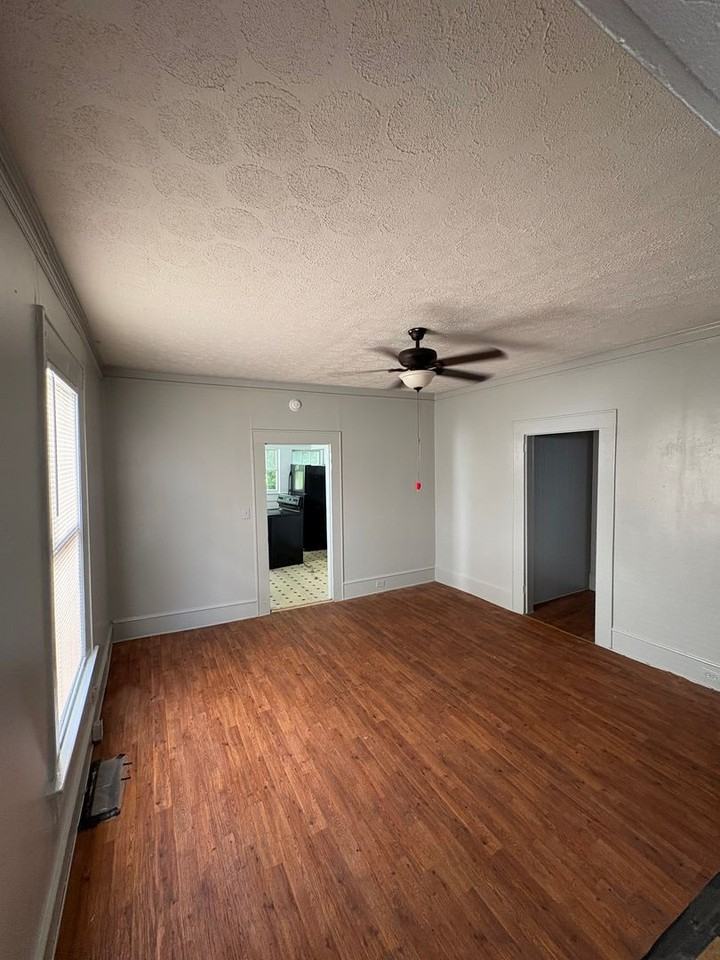 617 Candler St - Photo 2 of 4
