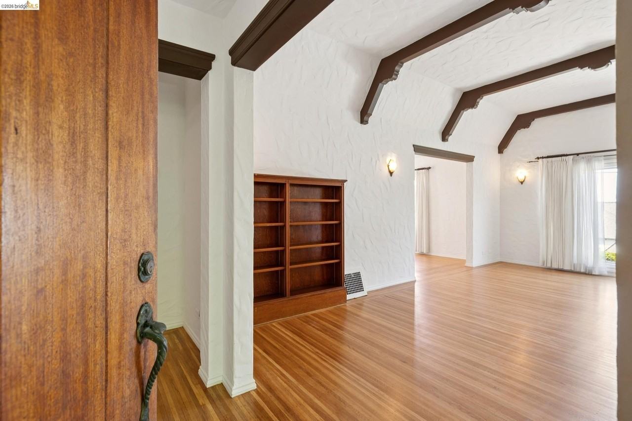 111 Windsor Ave - Photo 3 of 41