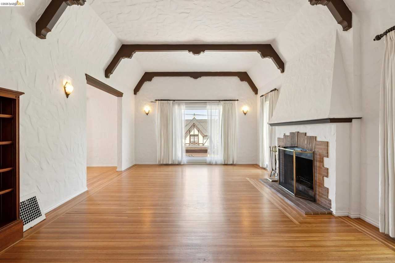 111 Windsor Ave - Photo 4 of 41