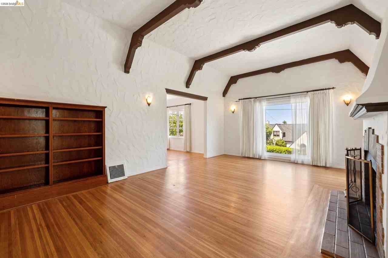 111 Windsor Ave - Photo 6 of 41