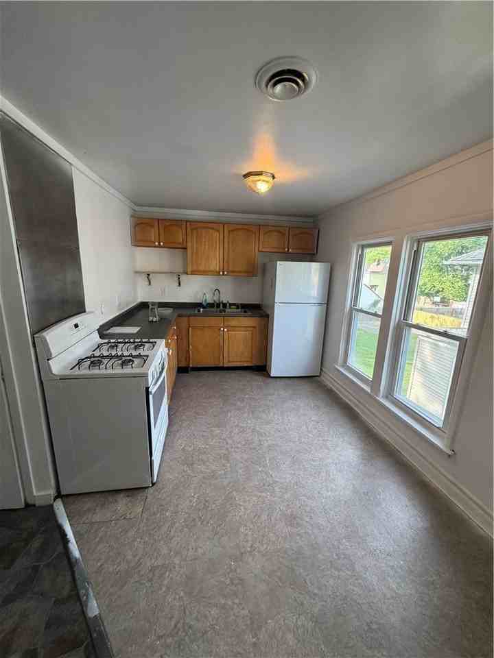 524 W 1st St - Photo 2 of 7