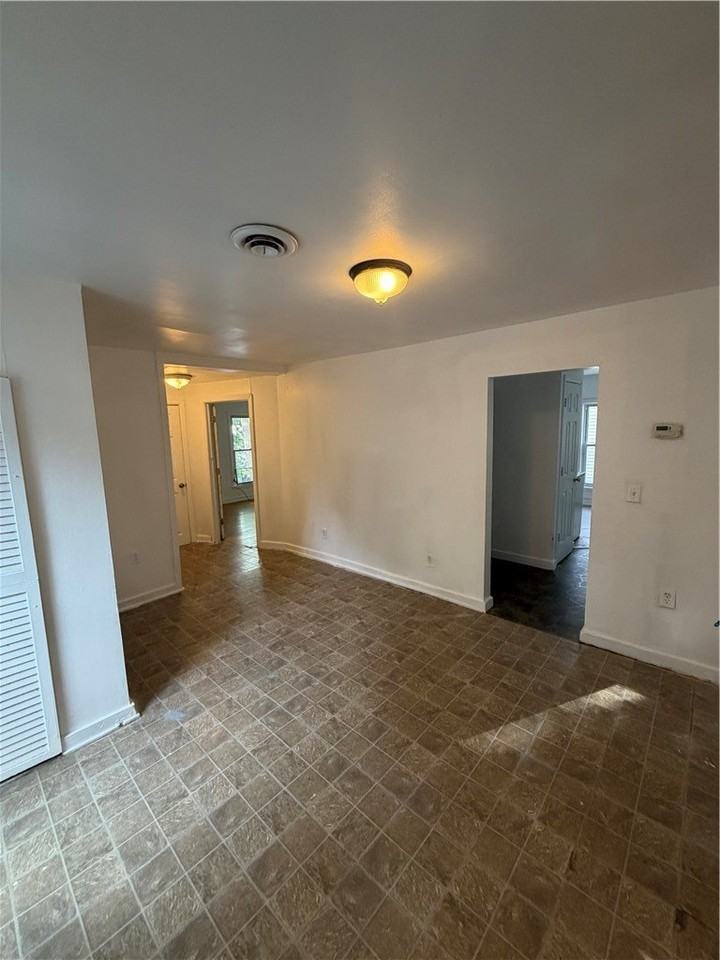 524 W 1st St - Photo 4 of 7