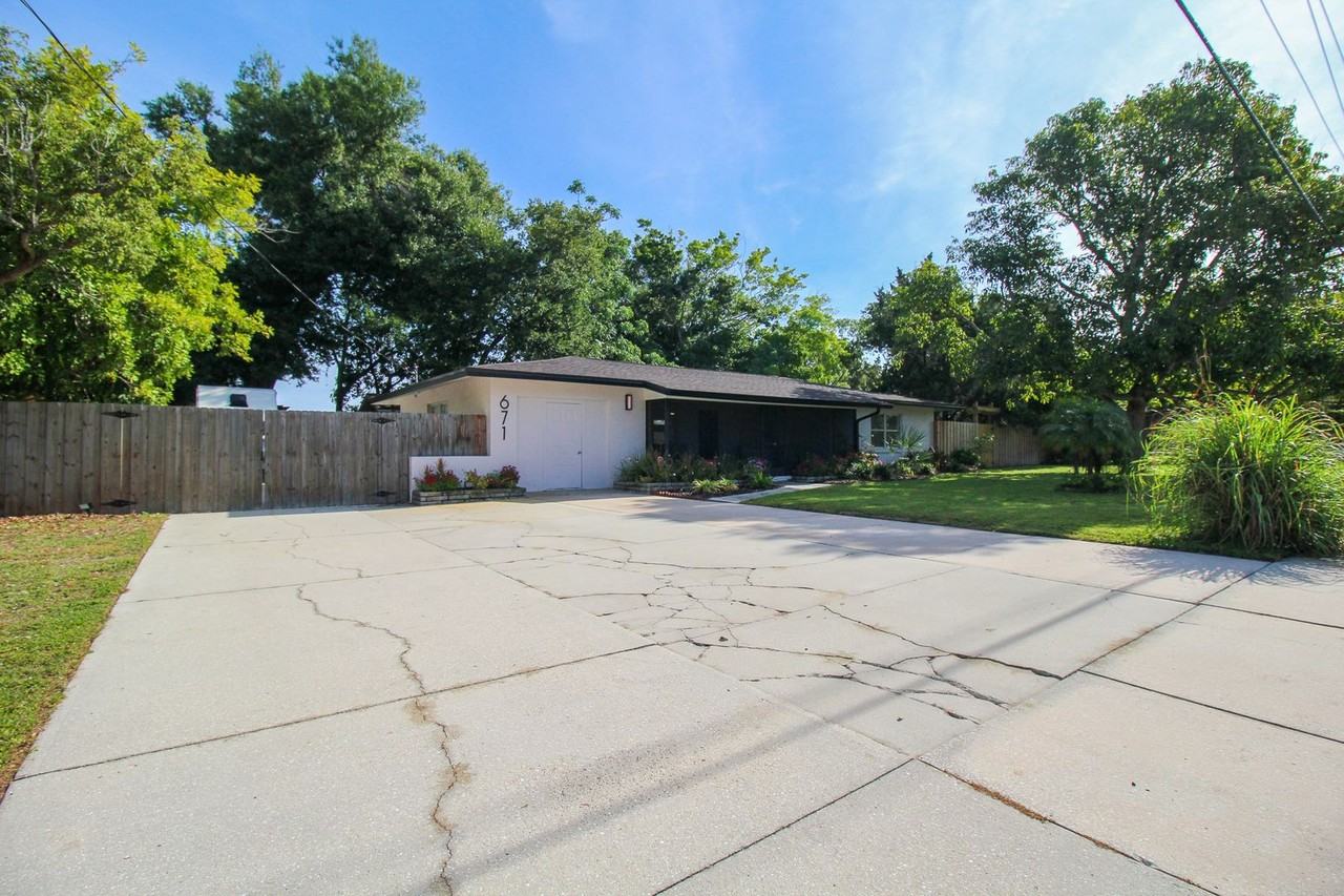 671 47th St - Photo 2 of 34