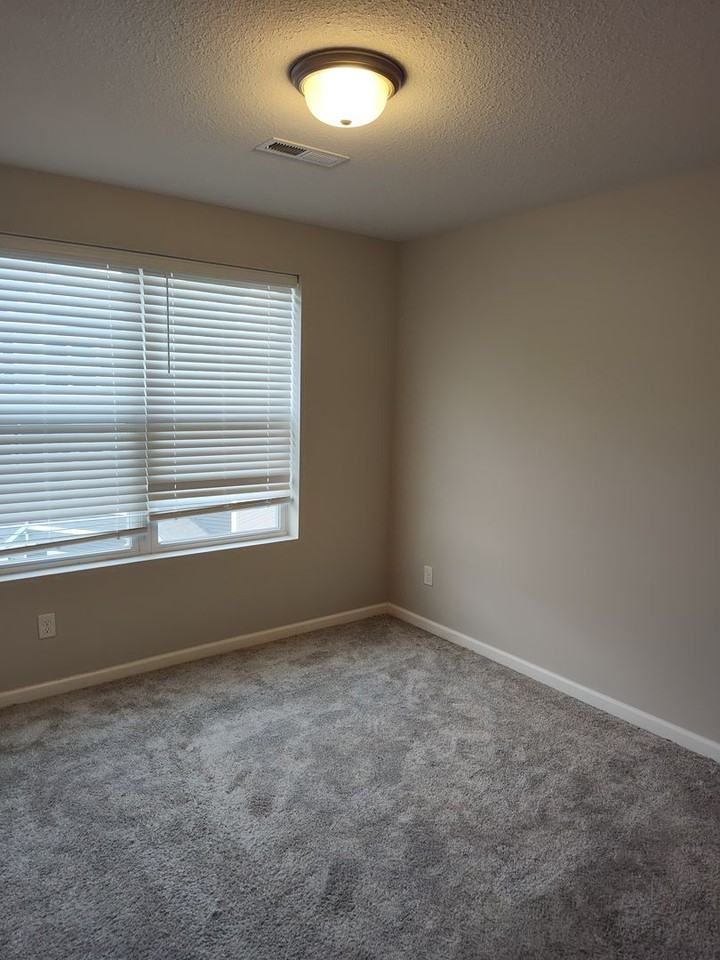 5236 Hampton St Ne - Photo 6 of 37