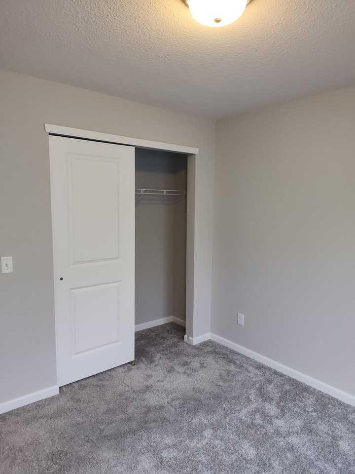 5236 Hampton St Ne - Photo 7 of 37