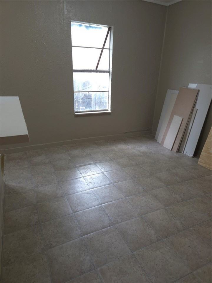 411 Waco St - Photo 4 of 6
