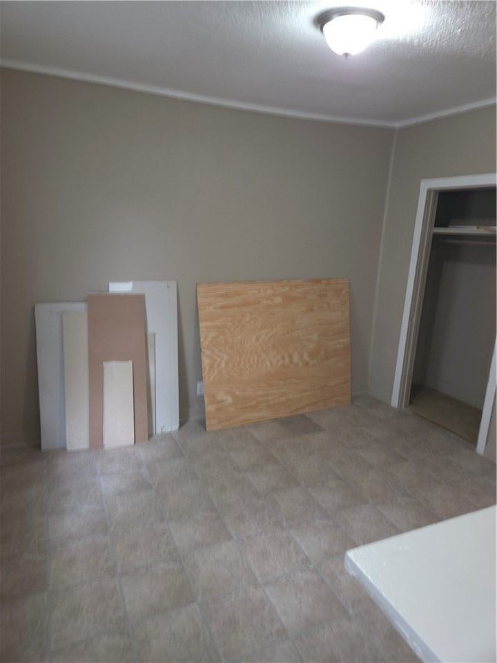 411 Waco St - Photo 5 of 6