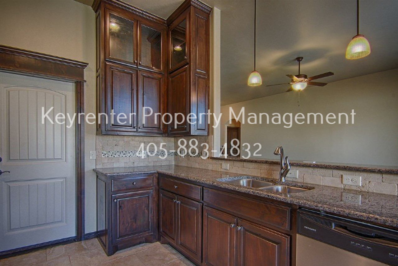 8409 Nw 140th St - Photo 5 of 31