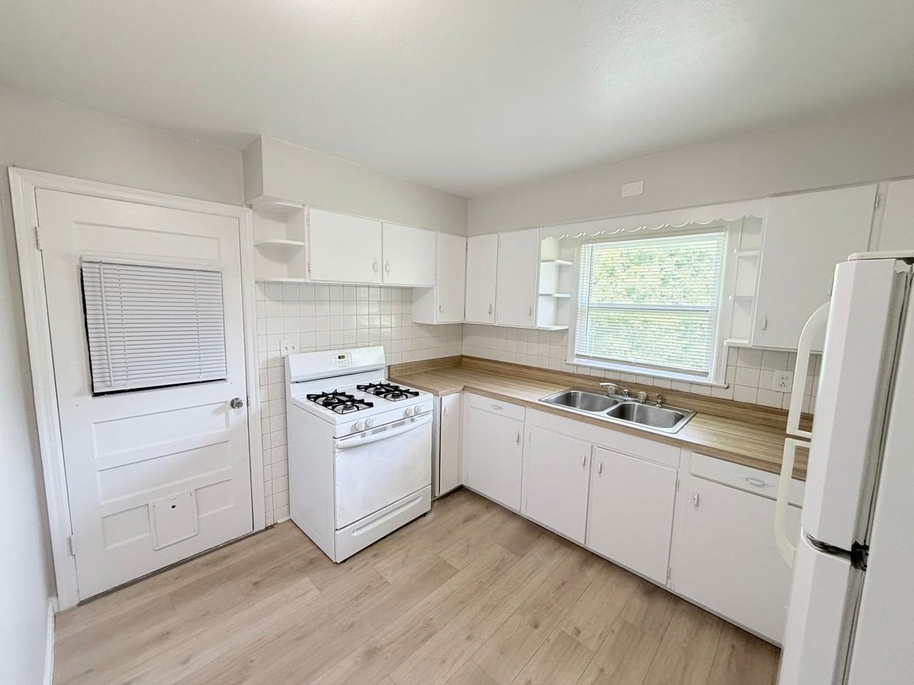 5403 Booth Ave - Photo 2 of 11