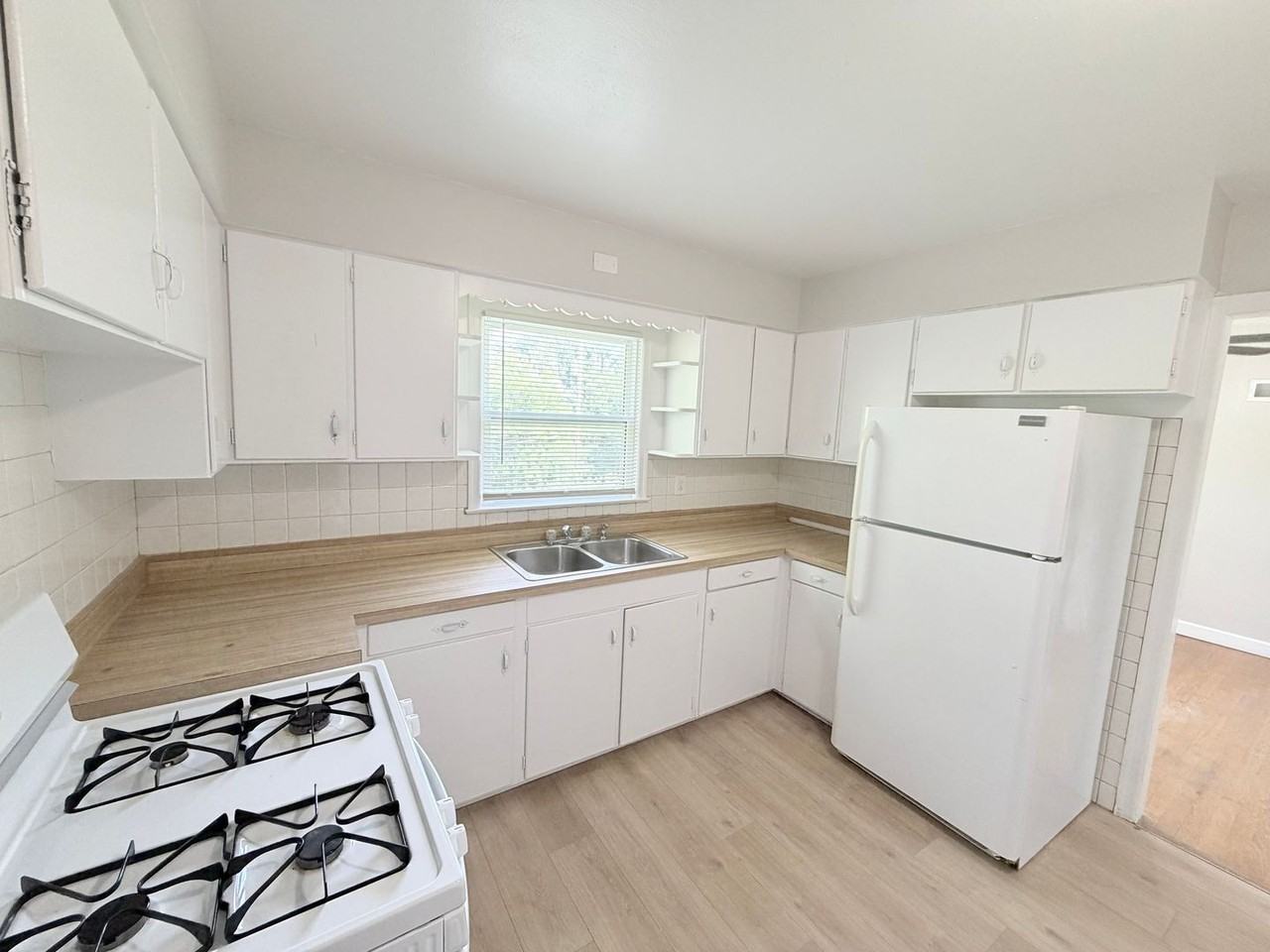 5403 Booth Ave - Photo 3 of 11