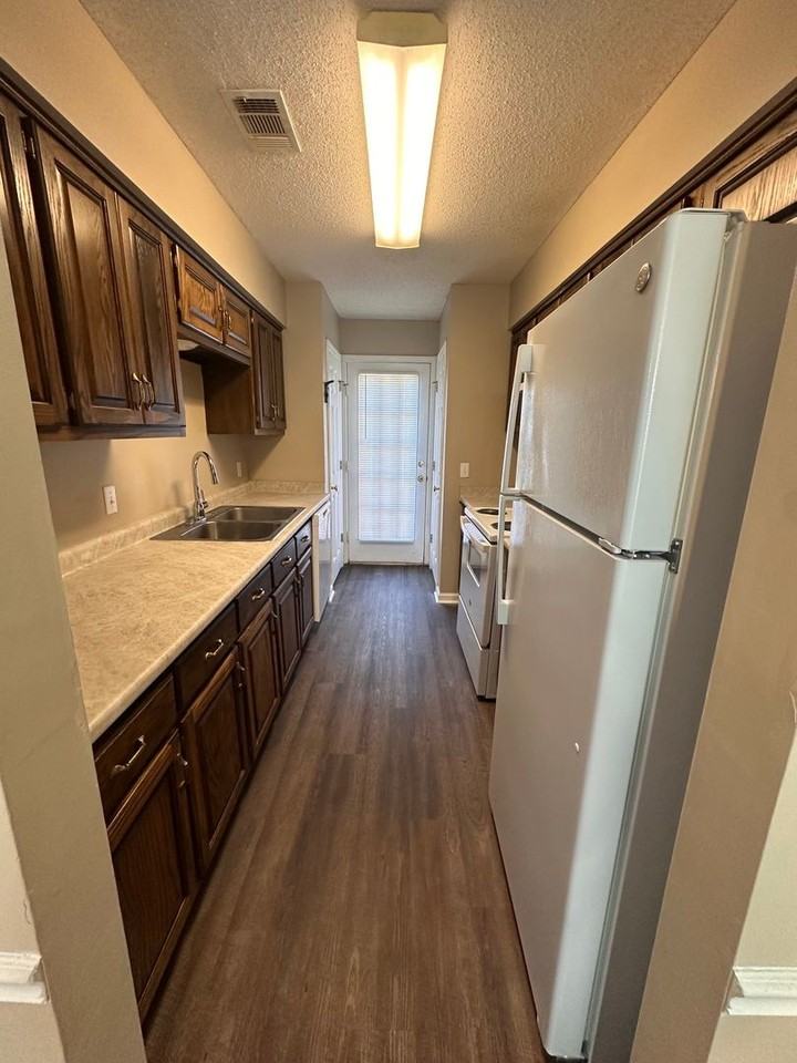 900 Country Club Rd - Photo 4 of 15