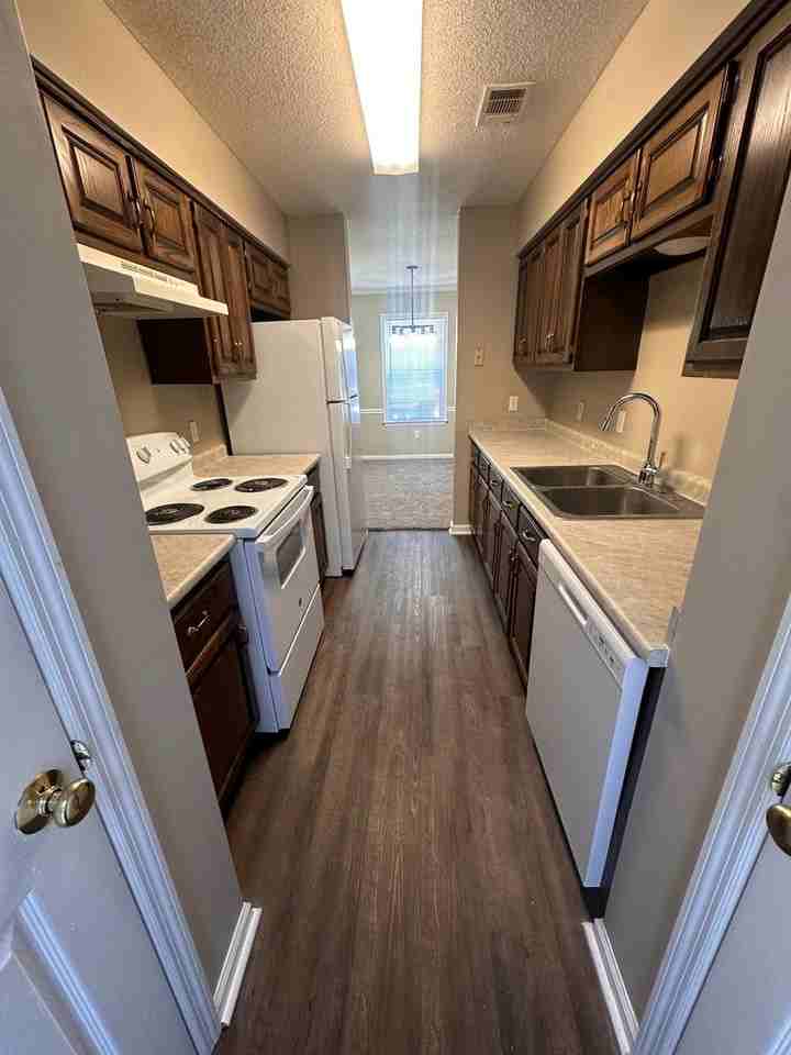 900 Country Club Rd - Photo 5 of 15