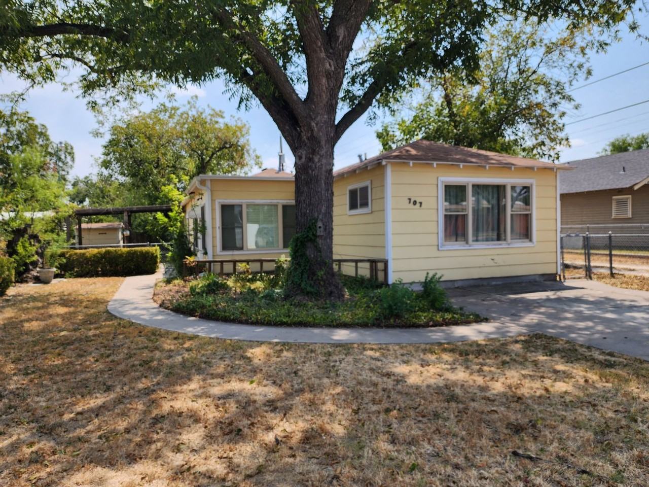 707 W Avenue J - Photo 2 of 12