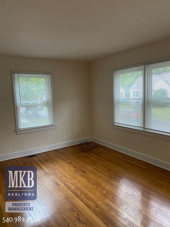 2742 Lansing Dr Sw - Photo 2 of 15