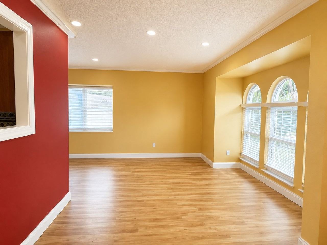 1009 Bartlett Ct - Photo 4 of 18