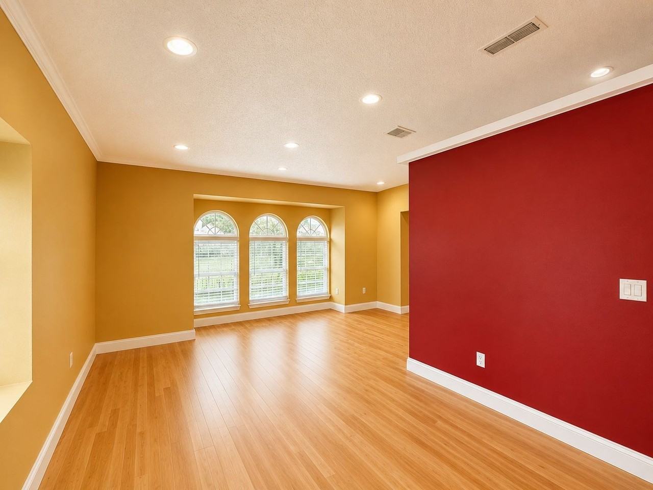 1009 Bartlett Ct - Photo 5 of 18