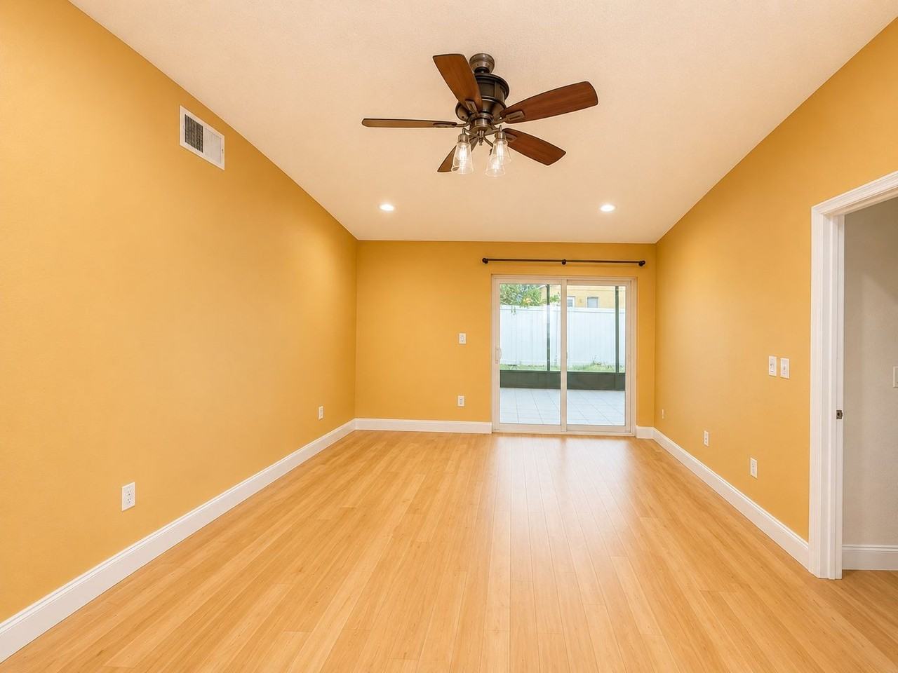 1009 Bartlett Ct - Photo 7 of 18